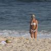 Christine Fernandes curtiu a tarde desta terça-feira, 1º de abril de 2014, na praia da Barra da Tijuca, na Zona Oeste do Rio. De biquíni branco e comportado, a atriz mostrou ótima forma aos 46 anos de idade
