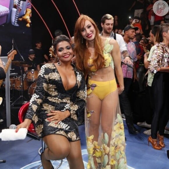Aline posa ao lado de Gaby Amarantos na final do 'BBB'. Internautas criticaram o look, mas fãs defenderam ex-sister