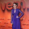Looks dos famosos na festa 'Vem aí', da TV Globo: Carolina Ferraz  escolheu o vestido Pucci, sandálias Gucci, clutch Serpui Marie, e anéis e tiara Ara Vartanian