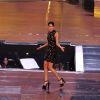 Looks dos famosos d festa 'Vem aí', da TV Globo: Sophie Charlotte desfila as pernas em tubinho no palco da festa