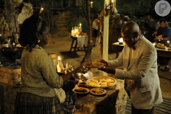 Em uma festa no Morro da Providência, Túlio (Antonio Pitanga) faz elogios a Jurema (Zezeh Barbosa), em 'Lado a Lado'