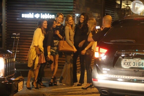 Daniella Sarahyba ao lado de amigas após jantar no Rio