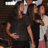 Daniella Sarahyba, grávida de nove meses, janta com amigos em restaurante no Leblon, Zona Sul do Rio de Janeiro, na noite desta quinta-feira, 4 de abril de 2014