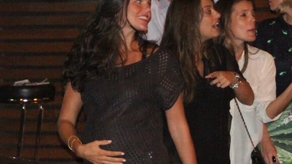 Daniella Sarahyba, grávida de nove meses, janta com amigas em restaurante, no RJ