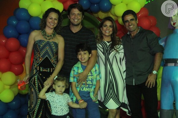 Nivea ao lado do marido Marcus Rocha e da família de Mário Frias, pai do seu filho Miguel