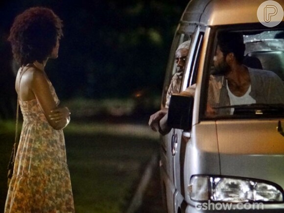 Neidinha (Elina de Souza) conta para Alice (Érika Januza) os detalhes da violência que sofreu no passado, na novela 'Em Família'
