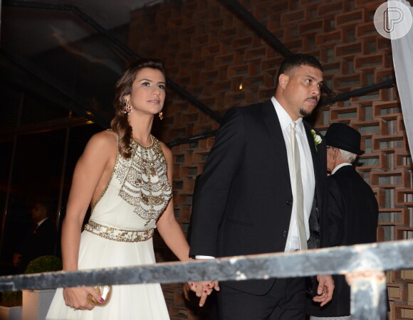 Ronaldo se desestende com Paula Morais porque a noiva bebeu demais em uma festa de casamento. A informação é do colunista Leo Dias, do jornal carioca 'O Dia' (7 de abril de 2014)