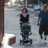 Larissa Maciel passeou com a filha Milena na tarde desta terça-feira, 8 de abril de 2014, na orla da praia da Barra da Tijuca, no Rio de Janeiro