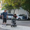 Larissa Maciel passeou com a filha, Milena, na tarde desta terça-feira, 8 de abril de 2014, na orla da praia da Barra da Tijuca, no Rio de Janeiro