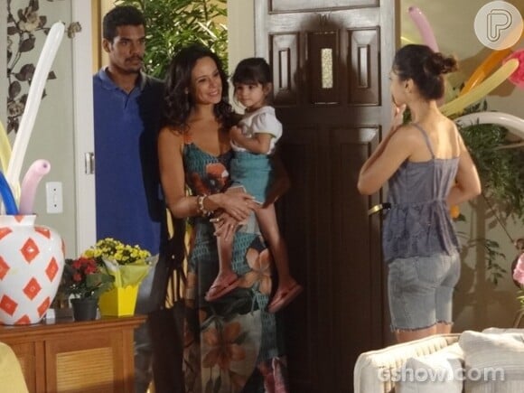 Juliana (Vanessa Gerbelli) busca Bia (Bruna Faria) e volta com ela para casa junto com Jairo (Marcello Melo Jr.), feliz, na novela 'Em Família'