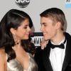 Justin Bieber e Selena Gomez aumentaram os rumores de que estão juntos quando o cantor deu um anel de ouro para a artista