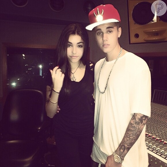 Justin Bieber posou ao lado da cantora Madison Beer em um estúdio em Miami, nos Estados Unidos