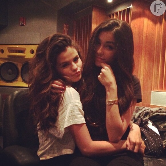 Logo depois, a mãe de Madison publicou uma foto de Selena Gomez com a filha. 'Agora essa linda veio nos visitar', escreveu na legenda