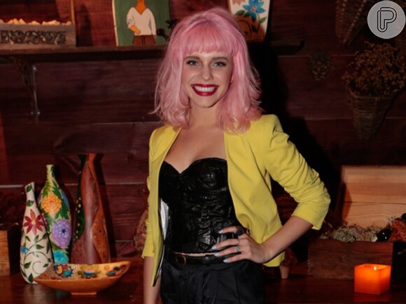 Bruna Linzmeyer está com o cabelo rosa. Ela mudou o visual para a novela 'Meu Pedacinho de Chão'