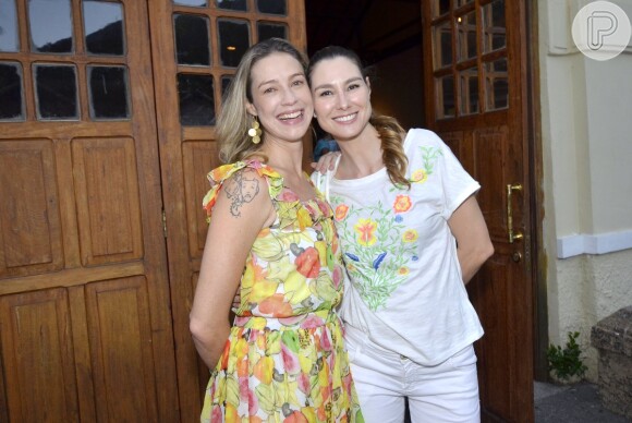 Luana Piovani posa com a amiga Lavinia Vlasak no dia da estreia da peça infantil 'Mania de Explicação'