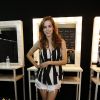 Sophia Abrahão posa sorridente para fotos antes de desfilar pela Coca-Cola Jeans no Fashion Rio