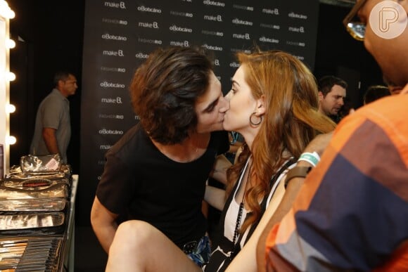 Sophia Abrahão ganha beijo de Fiuk nos bastidores do Fashion Rio