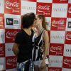 Sophia Abrahão e Fiuk trocam beijos nos bastidores da Coca-Cola Jeans, no Fashion Rio