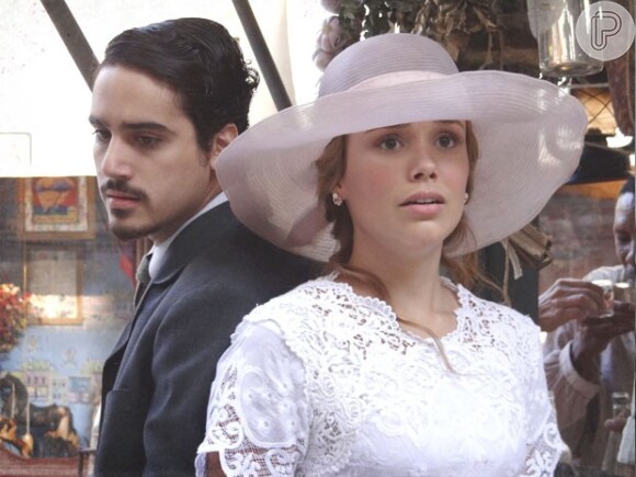 Alice (Juliane Araújo) fica dividida entre o amor proibido de Jonas (George Sauma) e a proposta de casamento de Gustavo (Thiago Amaral) em 'Lado a Lado'