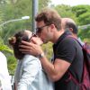 Fernanda Vasconcellos e Cássio Reis se despedem com um beijo em aeroporto de São Paulo