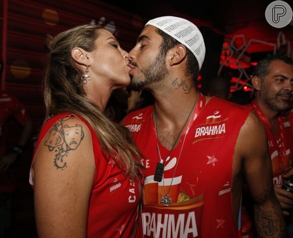 Luana Piovani e Pedro Scooby não deixam o casamento cair na rotina e costumam trocar beijos quentes