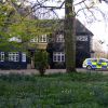 Polícia chega na casa da socialite britânica para remoção do corpo