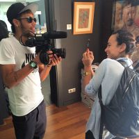 Neymar, protagonista de documentário sobre futebol, brinca de filmar Alice Braga