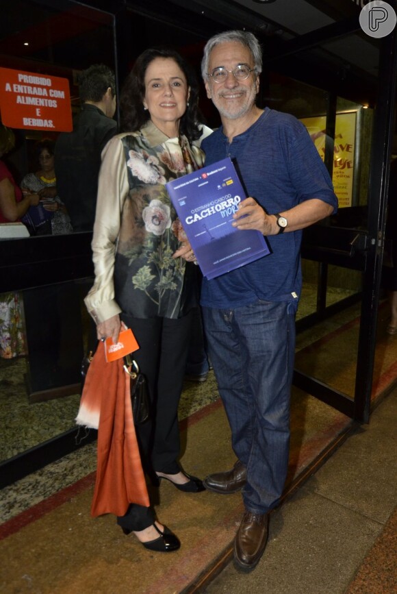 Marieta Severo vai ao teatro com o namorado, Aderbal Freire Filho