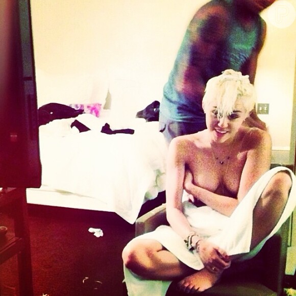 Miley Cyrus relembra época em que cortou o cabelo bem curtinho, em 11 de abril de 2014