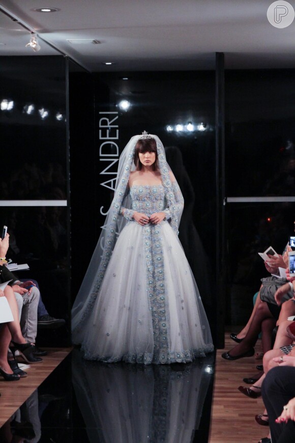 Maria Casadevall desfilou os modelos criados pelo estilista Lucas Anderi