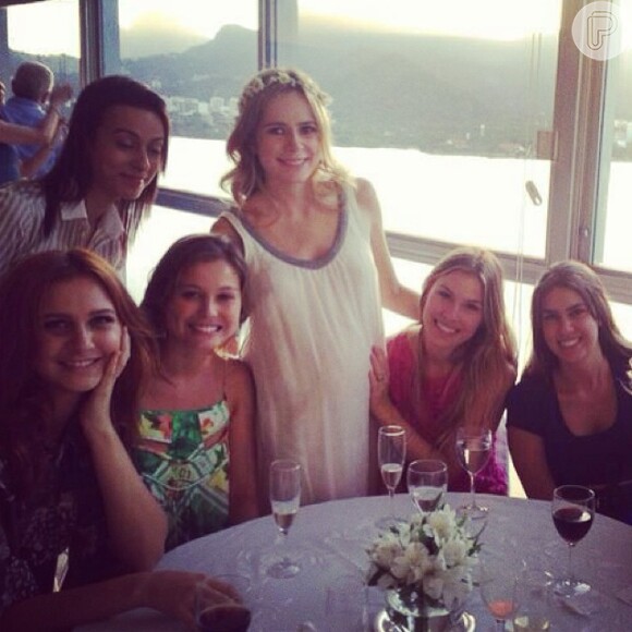 Isabel posa ao lado de amigas em almoço para celebrar seu casamento com Gabriel Braga Nunes
