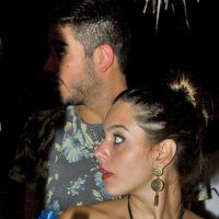 Giovanna Lancellotti e Miguel Rômulo deixam festa de mãos dadas em Noronha