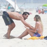 Julio Rocha malha e beija a namorada em dia de praia no Rio de Janeiro