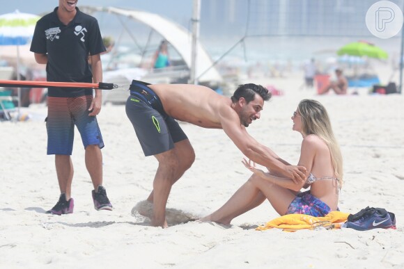Julio Rocha não teve moleza na manhã deste domingo, 13 de abril de 2014. O ator suou muito para manter o corpo sarado em uma aula de ginástica funcional na praia da Barra da Tijuca, Zona Oeste do Rio