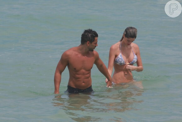 Julio Rocha mostrou que está com o corpo sarado durante o seu mergulho na praia da Barra da Tijuca