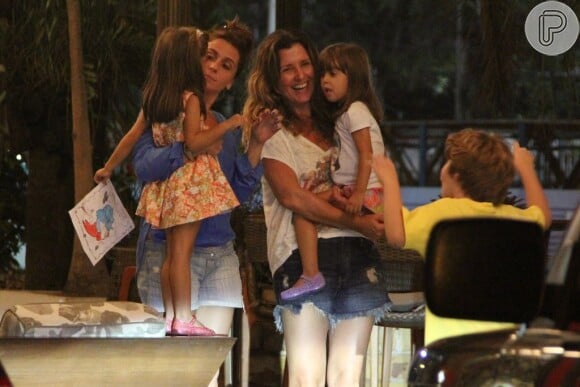 Giovanna Antonelli e as filhas gêmeras, Sophia e Antônia, vão à churrascaria no Rio