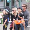 Gwen e o marido, o rockeiro Gavin Rossdale, em dia de folga com seus filhos