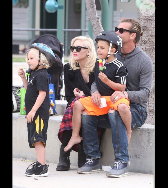 Gwen e o marido, o rockeiro Gavin Rossdale, em dia de folga com seus filhos
