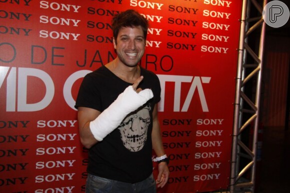 Marco Antônio Gimenez curte o show mesmo com o braço imobilizado