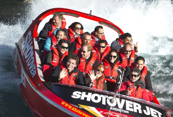 Kate Middleton e o Príncipe William fizeram um passeio de bote no rio Shotover, na cidade de Queenstown