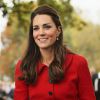 Kate Middleton foi vista com a mão na barriga durante a viagem, ato que costumava fazer quando estava grávida de George