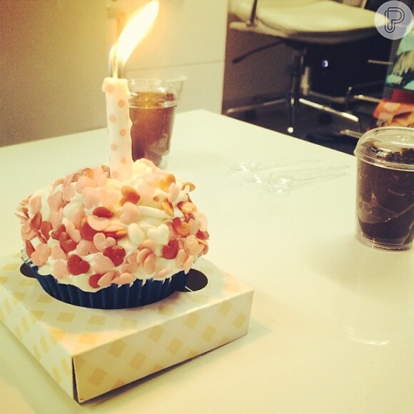 Isabelle publicou a foto do cupcake que ganhou de aniversário de sua agência no Instagram