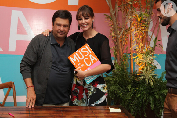 Paolla Oliveira posa com Antonio Carlos Miguel em noite de lançamento de livro no Rio