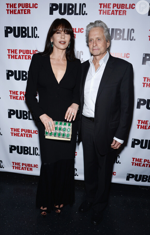 Michael Douglas e Catherine Zeta-Jones vão à estreia da peça 'The Library' juntos após se reconciliarem, nos Estados Unidos, em 15 de abril de 2014