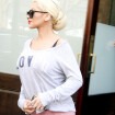 Grávida, Christina Aguilera tenta esconder barriga durante passeio