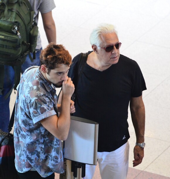 No dia de seu aniversário, Antonio Fagundes e o filho Bruno Fagundes tiveram que enfrentar o caos no aeroporto Santos Dummont, no Rio de Janeiro, para poder embarcar para São Paulo