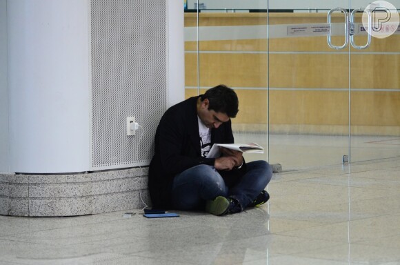 Momentos antes de embarcar, Zeca Camargo aguardou o horário de seu vôo sentado no chão do aeroporto Santos Dumont, zona central do Rio de Janeiro, nesta sexta-feira, 18 de abril de 2014