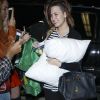 Na noite de sábado 19 de abril de 2014 Demi Lovato foi clicada no aeroporto de Los Angeles sem maquiagem e com look bem despojado