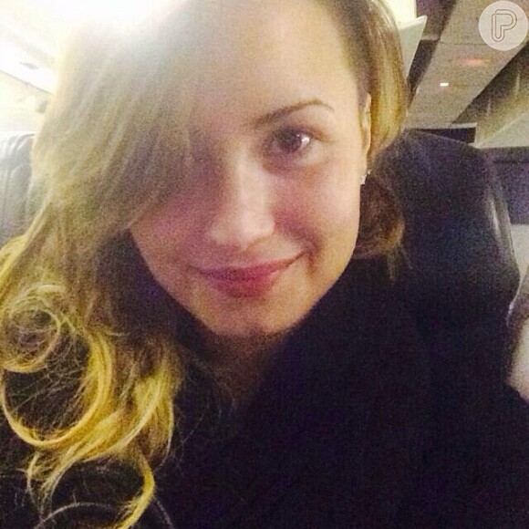 Demi Lovato desembarca no aeroporto de Guarulhos, a caminho do Brasil postou esta foto com a legenda: 'Brazil.... Here I come' (Brasil, aqui vou eu) 20 de abril de 2014