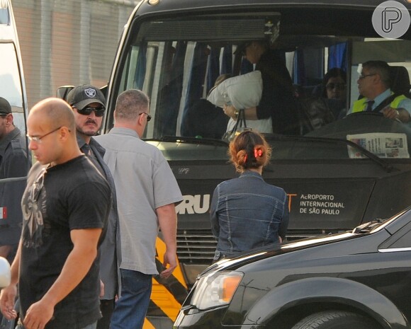 Os fãs de  Demi Lovato lotaram o aeroporto de Guarulhos desde cedo na espera da americana que optou por sair pelos fundos do aeroporto